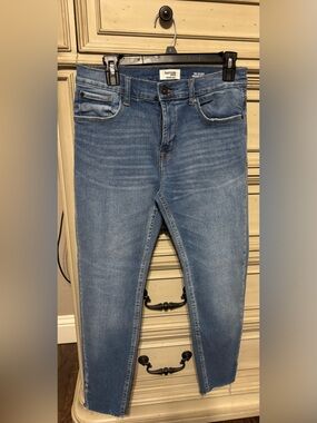 Kensie Women’s Skinny High Rise Jeans in Light Blue Wash. The Kelsey.
